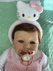 Bebê Hello Kitty da linha Colecionáveis de Herança — foto 3