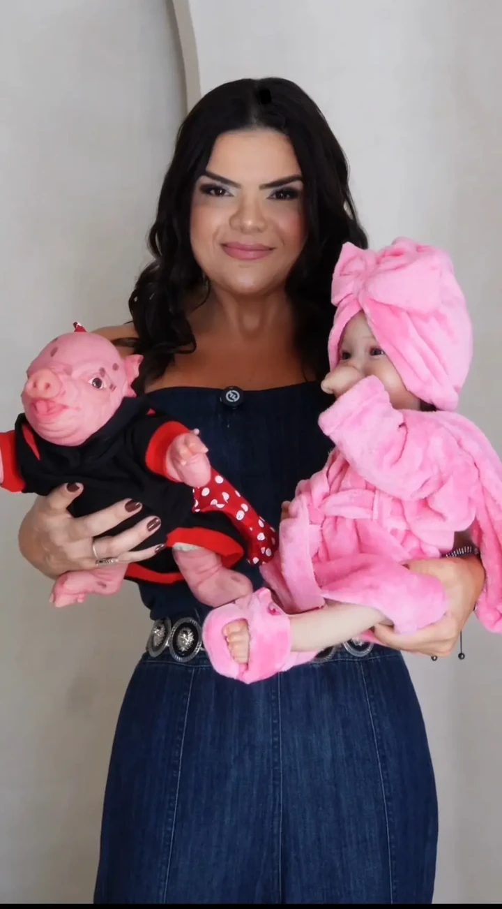 Camila, criadora da Alma Serena Atelier, segurando duas de suas criações reborn