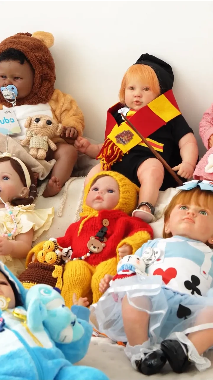 Vários bebês reborn da Alma Serena reunidos em uma cama