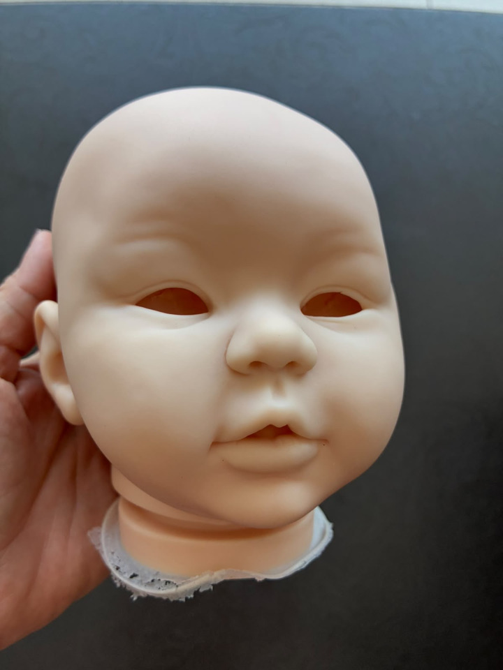 Molde cru do bebê reborn antes da pintura e do acabamento