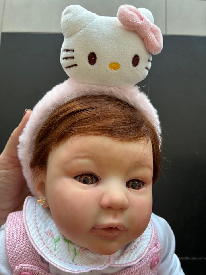 O mesmo bebê reborn depois da pintura, cabelo e roupinha
